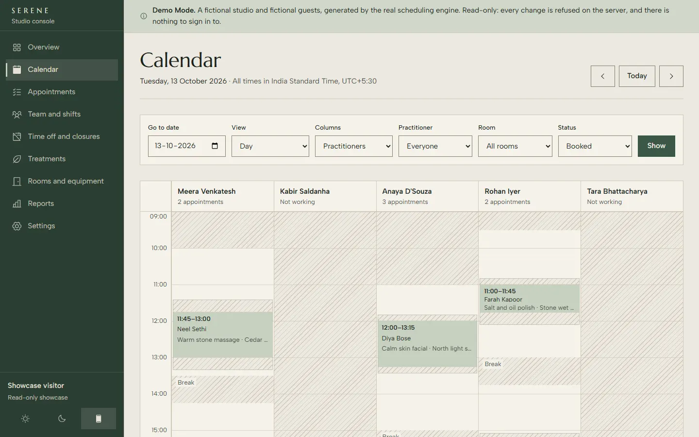 Serene studio console calendar with a “Demo Mode” banner: a day view with a column per therapist, fictional appointments placed at their times, breaks and preparation time hatched.
